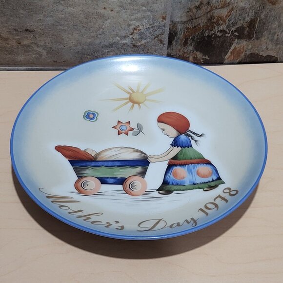 Schmid Hummel Mother's Day 1978 Afternoon Stroll Decorative Wall Hanging Plate - Picture 3 of 11